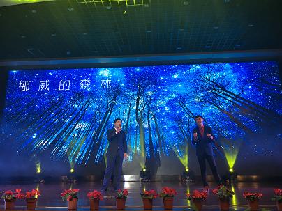 师生合唱《挪威的森林》